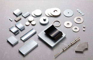 钕铁硼强力磁铁正如其名，主要制造成分为钕、铁、硼三种材料制成，当然还会有其他元素材料，毕竟不同的产品的配料是不一样的，而磁力的大小则是由这些关键材料的配比产生的。